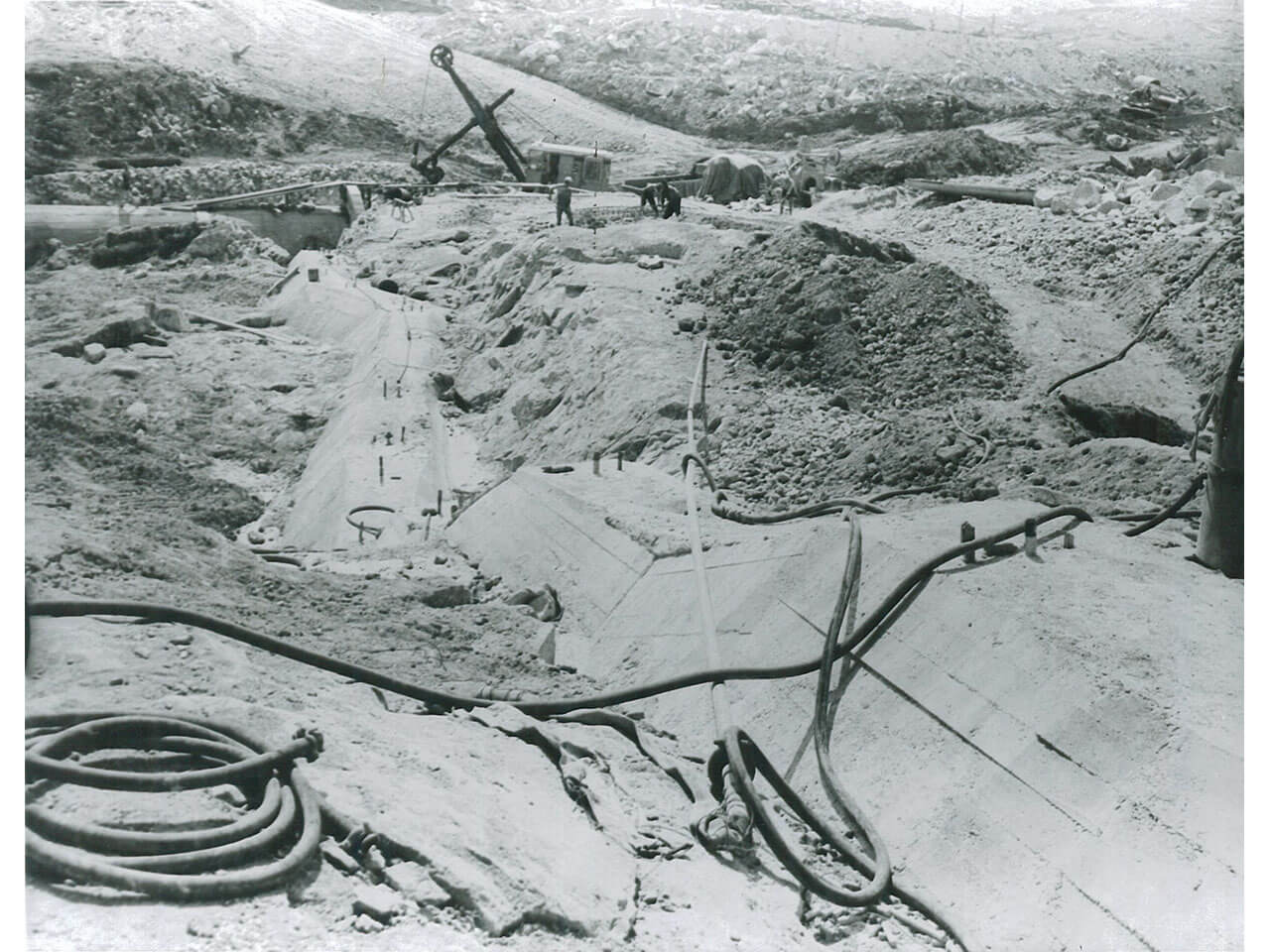 Paluma Dam - Installation of grout curtain below earth wall (1958)