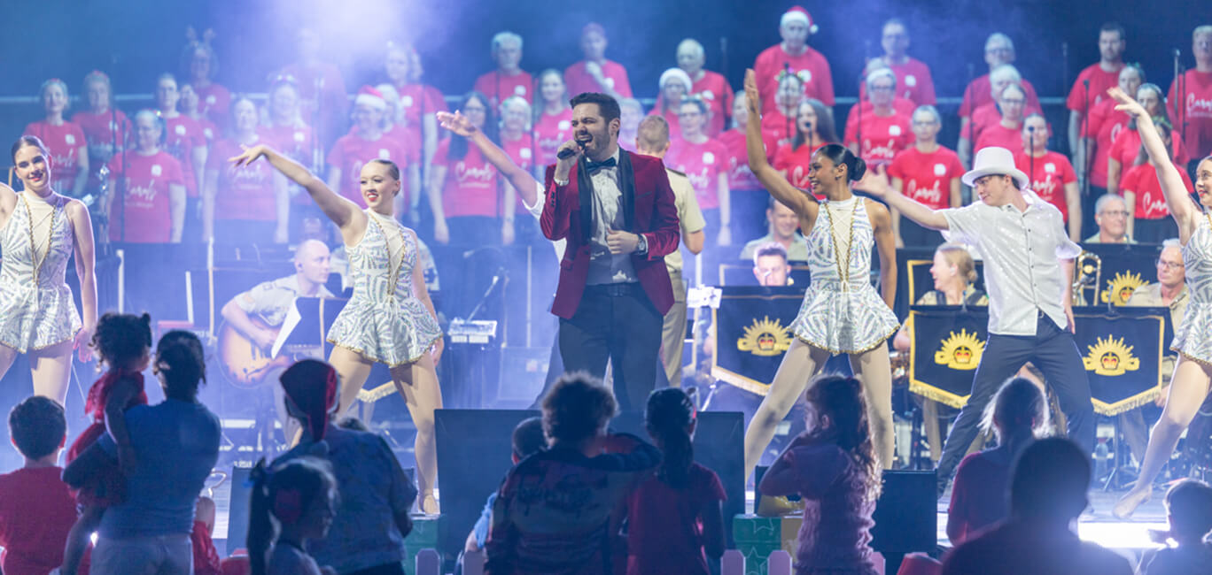 2025-12-08 Santa and his elves greet the Townsville community along with Glenn “Minty” Mintern and Cr Nick Dametto, Mayor of Townsville. Performers at Carols by Candlelight 2025