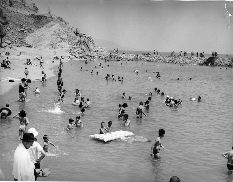 swimmers 1968 kissing point, coral sea memorial rockpool