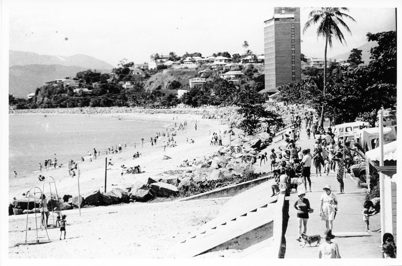 The start of the Dunk Island Race on the Strand, 1974.