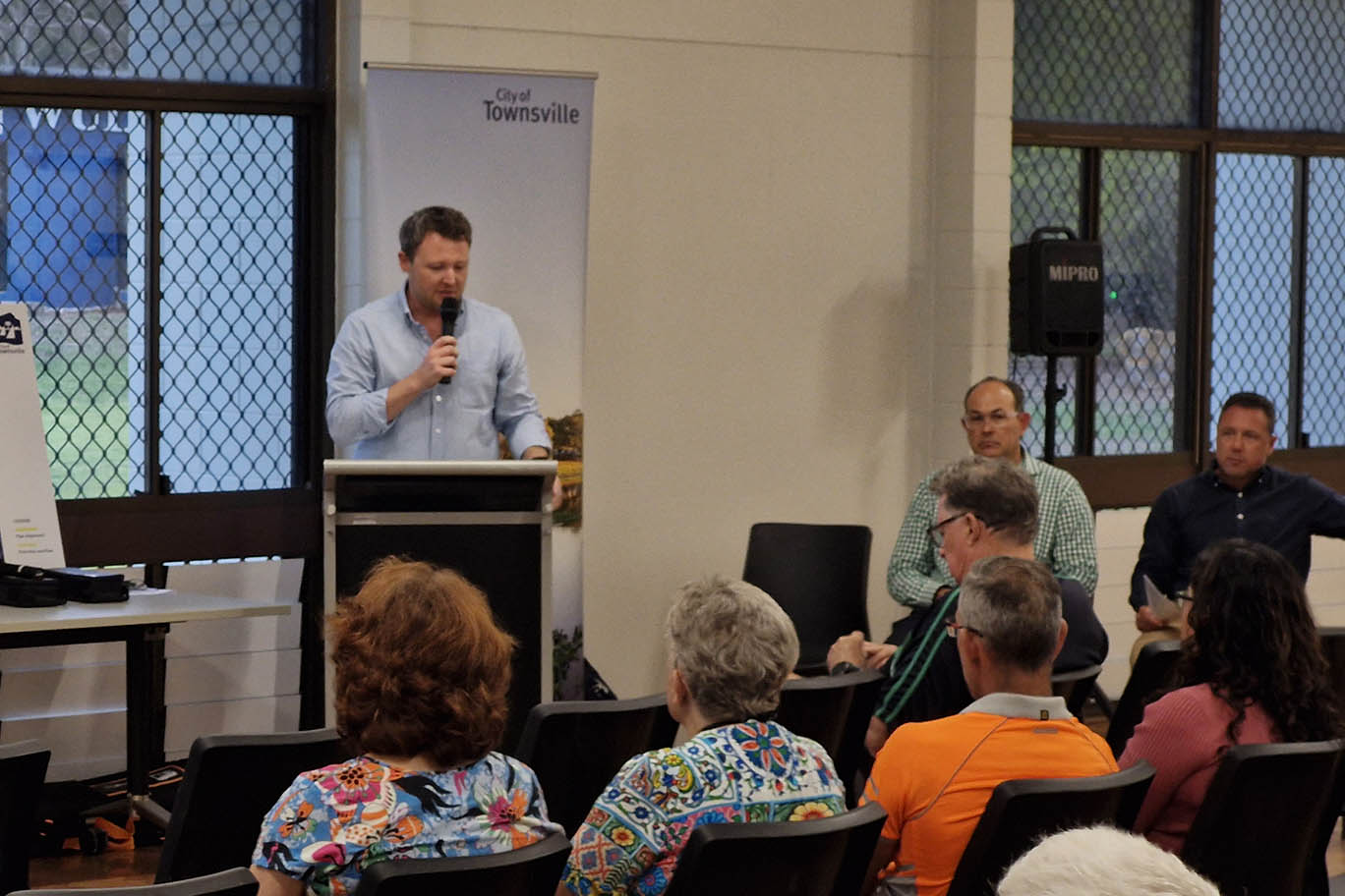 Cr Ellis presenting Council’s plans to Wulguru residents. Cr Ellis presenting Council’s plans to Wulguru residents.